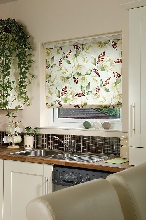 Стильные рулонные шторы на кухню